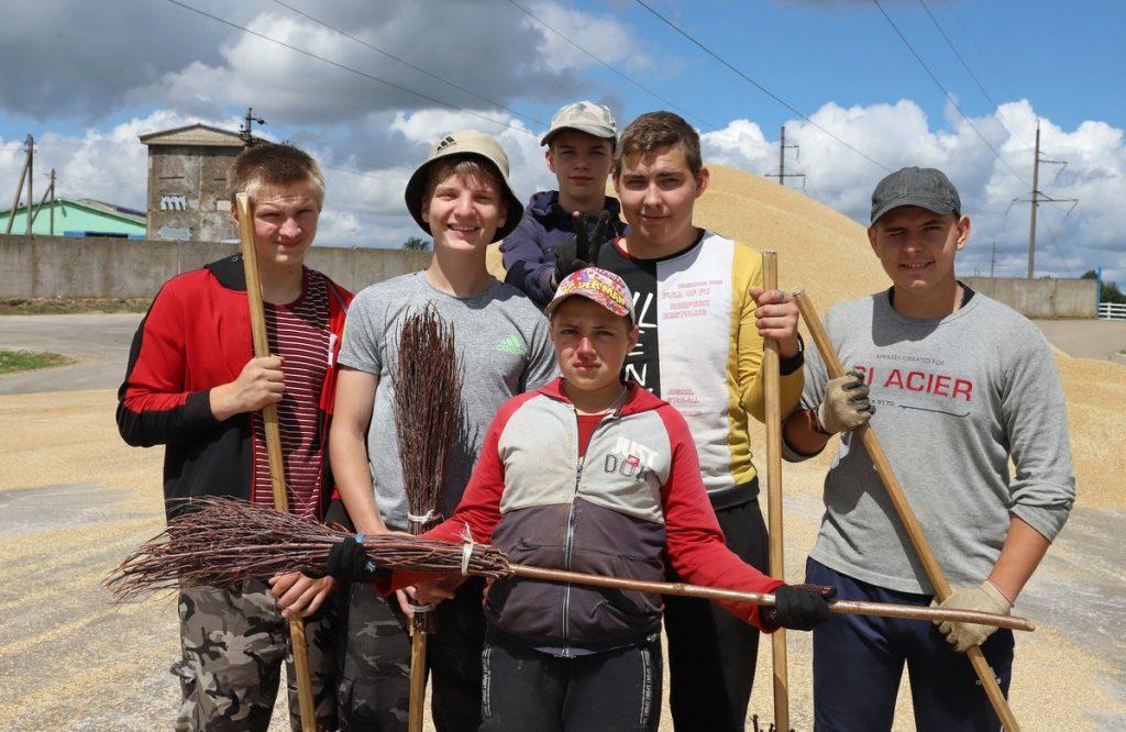 На летних каникулах местные школьники с удовольствием приходят поработать в хозяйство