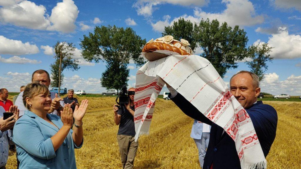 Александр Ломской с хлебом