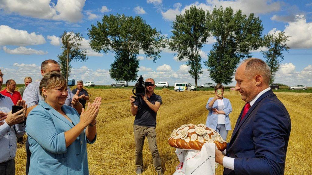 Александр Ломской с хлебом