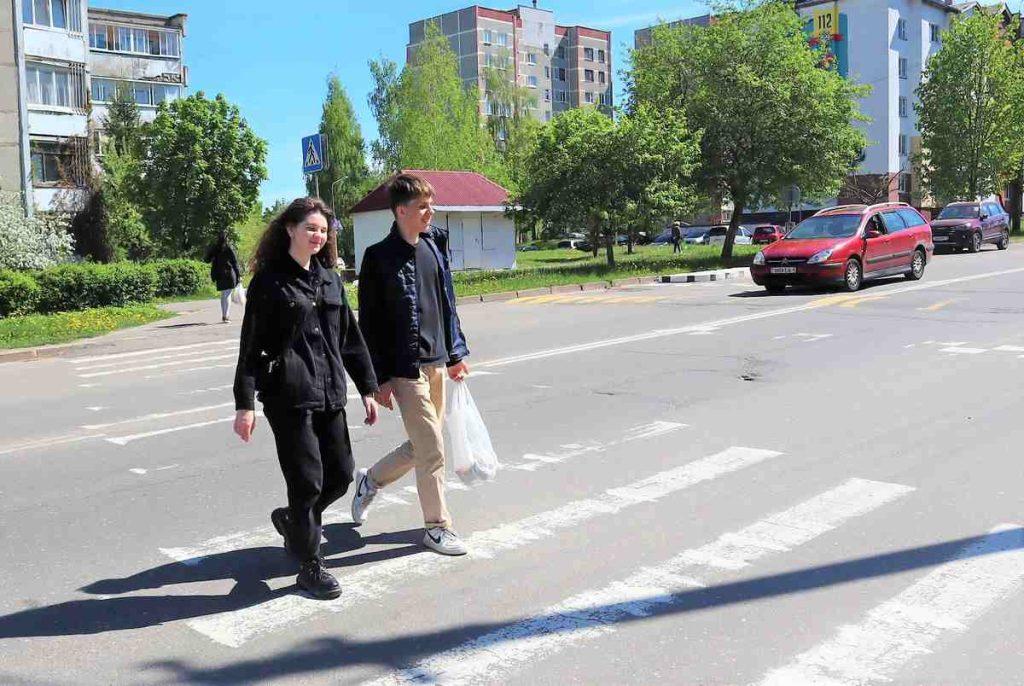 Улицу переходя, все налево поглядят, а потом направо. ГАИ Минщины напомнит пешеходам детскую песенку