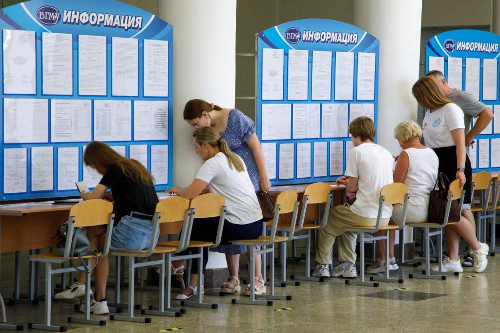 Вузы Беларуси завершают прием документов на платное обучение