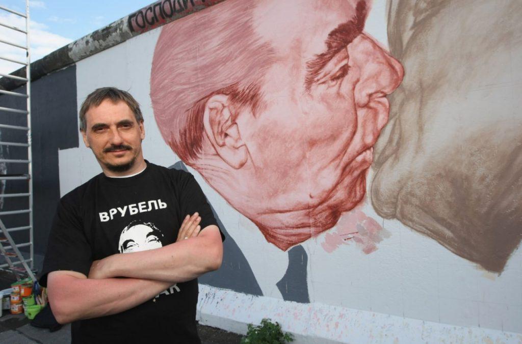 Умер автор известного граффити «Братский поцелуй» Дмитрий Врубель