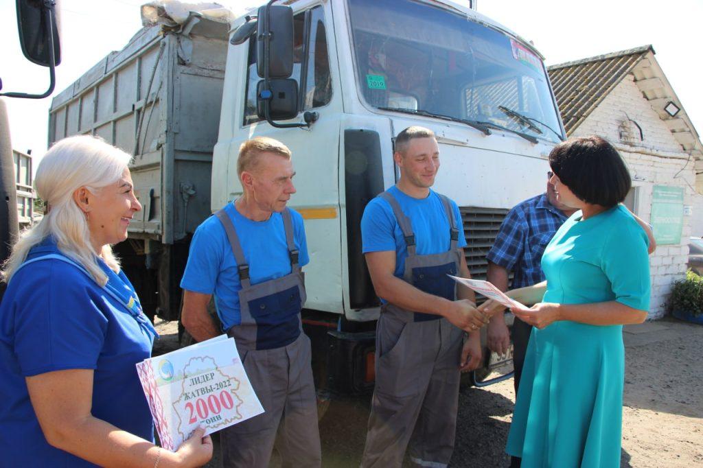 «Для баньки очень пригодится». Какие подарки получили от профсоюзов хлеборобы Борисовского района