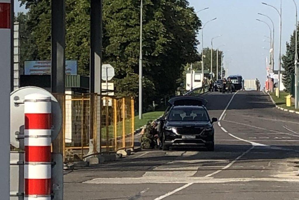В пункте пропуска «Брест» в авто нашли предмет, похожий на взрывное устройство — работают саперы