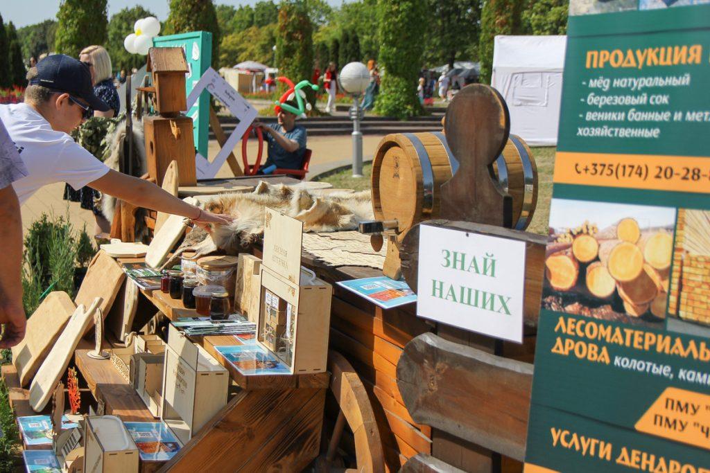 Старобинский лесхоз — один из самых оригинальных стендов на празднике