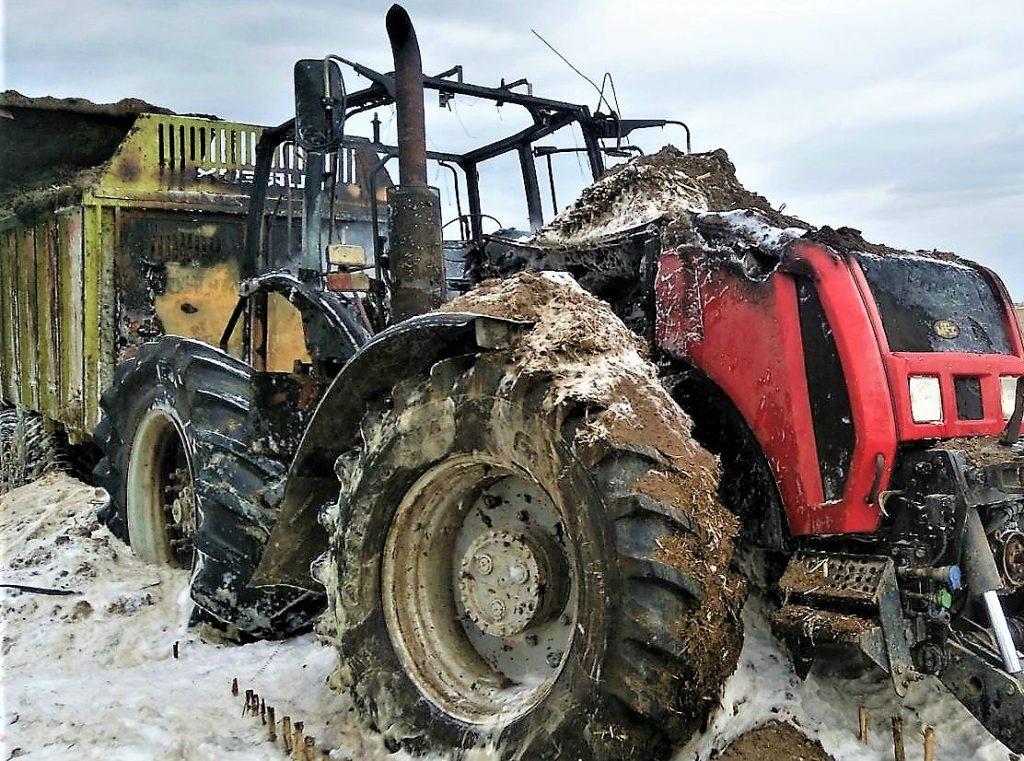 В полях Смолевичского района горят солома и сельскохозяйственная техника