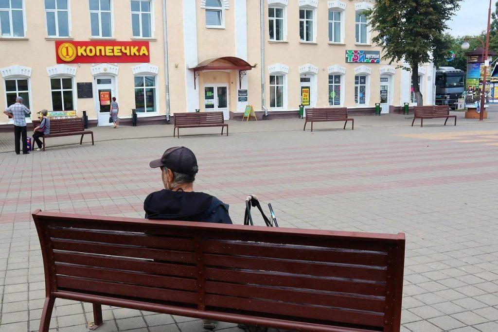 В Молодечно возле вокзала отец двоих детей выпивал со случайным знакомым и украл у него кошелек
