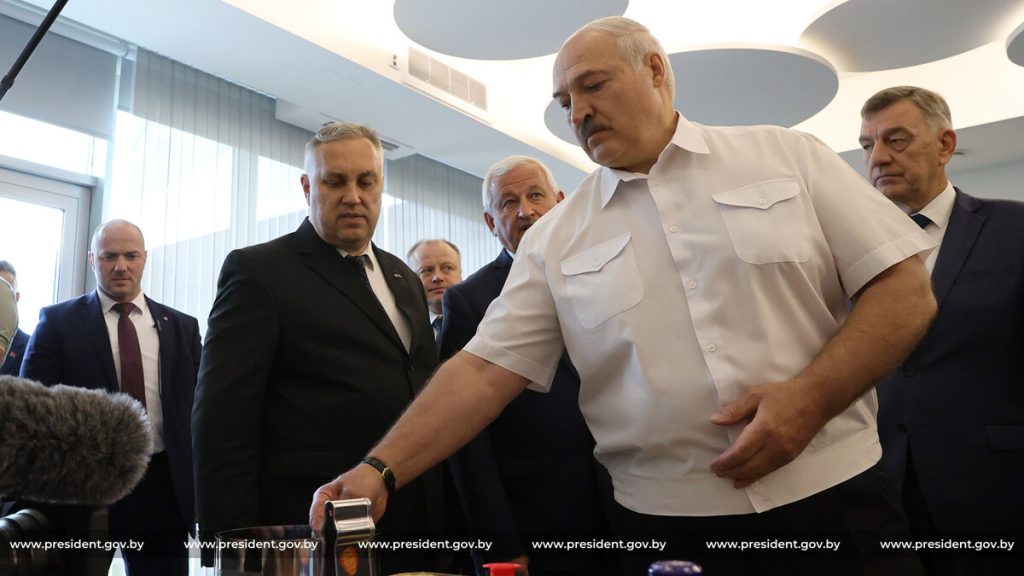 Лукашенко о предприятии в Миорах: хватит кувыркаться, тут же люди работают