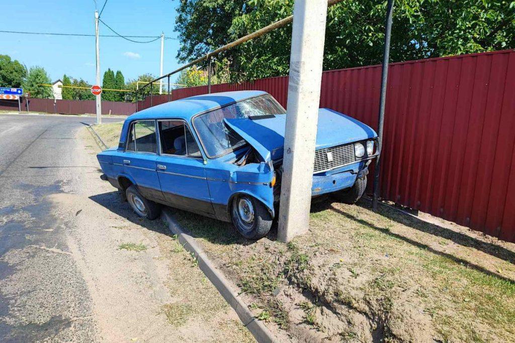Пьяный бесправник в Узде на «Жигулях» врезался в столб и отделался царапинами