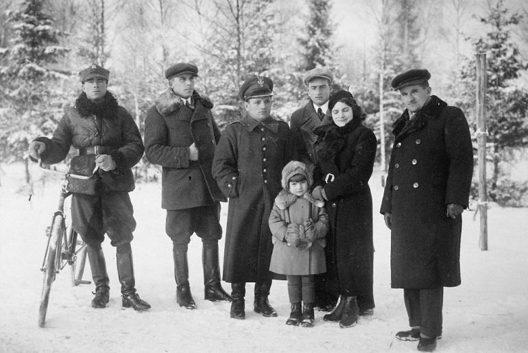 Семейство осадников-ветеранов войны после переселения в Белоруссию