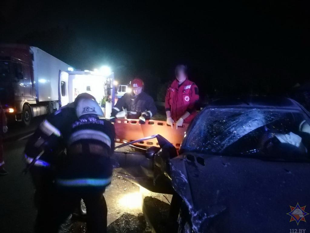 В Смолевичах столкнулись иномарки: пассажира одной из машин заблокировало на переднем сиденье