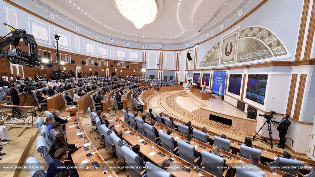 Лукашенко: рано или поздно мир станет многополярным
