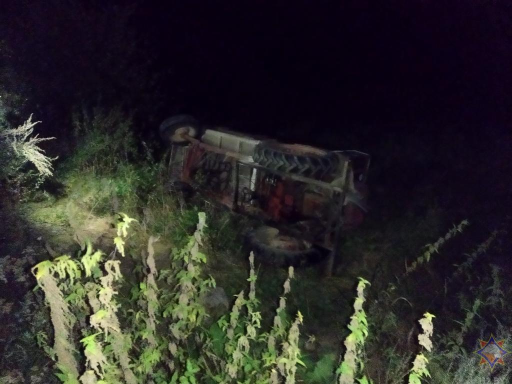 В Воложинском районе спасатели извлекли ногу мужчины из-под трактора
