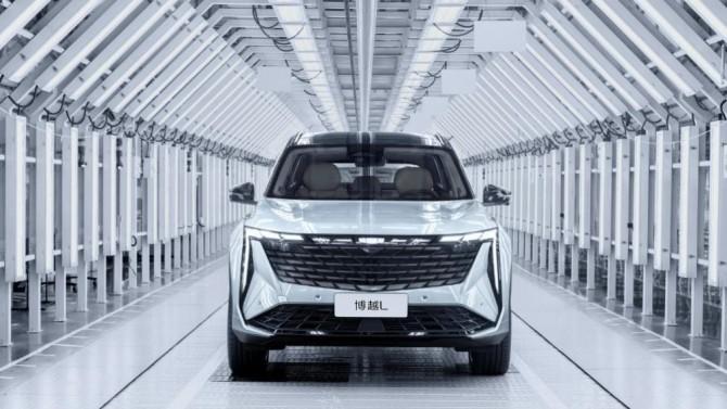 Geely начала серийное производство кроссовера Atlas L. Появится ли модель на БЕЛДЖИ?
