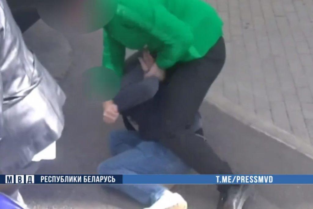 Выращивали коноплю и делали закладки — оперативники задержали организаторов наркомаркета
