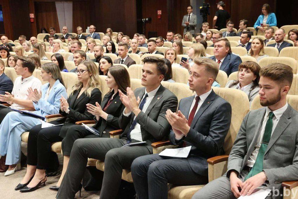 Они гордятся своей страной – в Беларуси сформирован Второй созыв Молодежного парламента