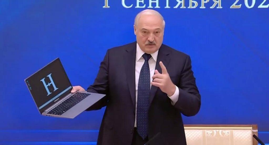 Александр Лукашенко показал компьютер