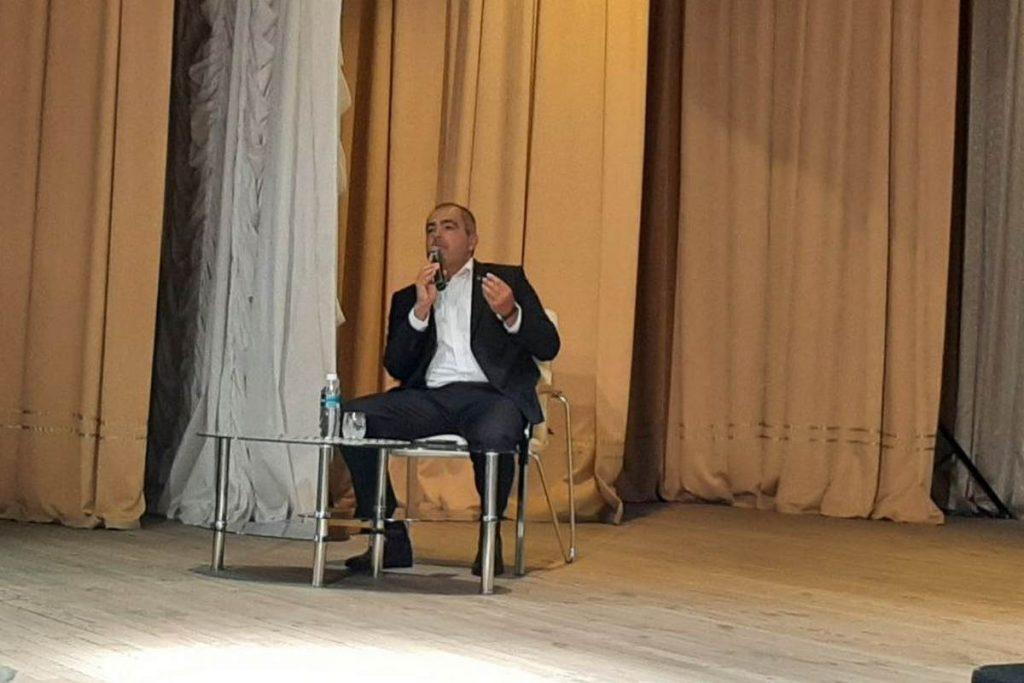 «Айфонами и сферой услуг людей не накормишь». Олег Гайдукевич выступил перед жителями Крупок