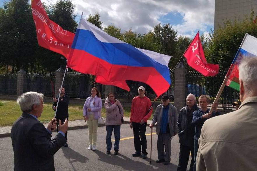 Митинг прошел у российского посольства 17 сентября в День народного единства