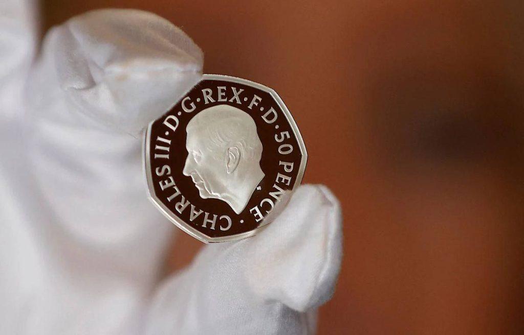 В Великобритании выпустили первые монеты с изображением нового короля Карла III