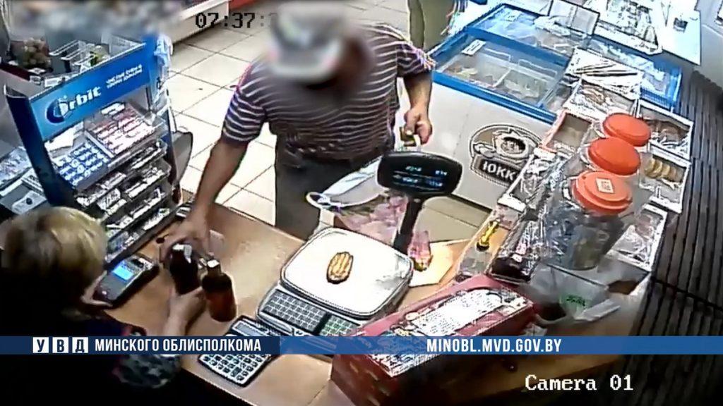 В Пуховичах «помощник» пожилого человека похитил его карту