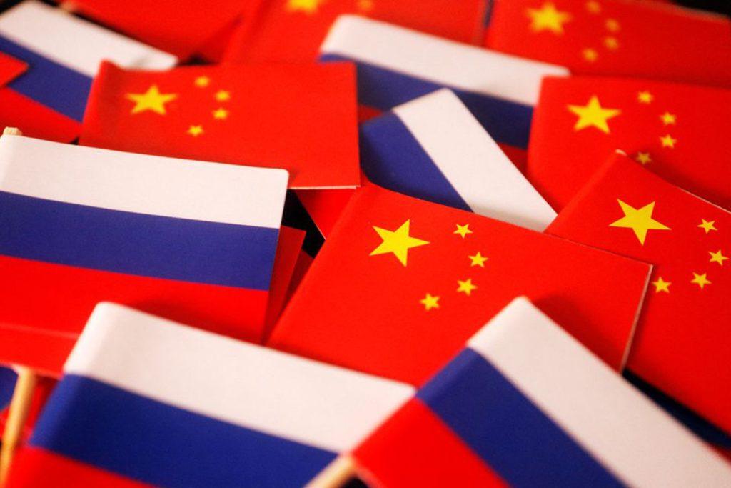 Флаги России и Китая