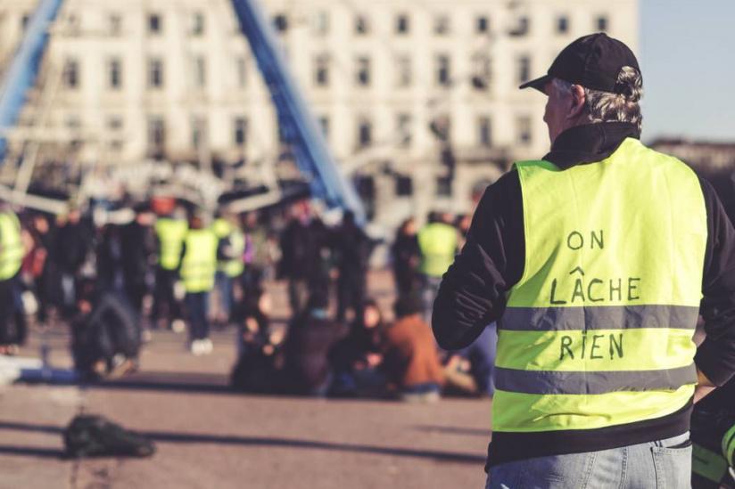 В Париже полиция арестовала более 100 «желтых жилетов» за беспорядки