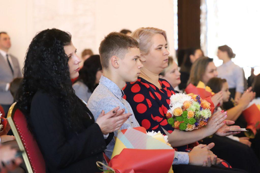 Любовь к детям создает большие семьи. Многодетным женщинам Минщины вручили Ордена Матери