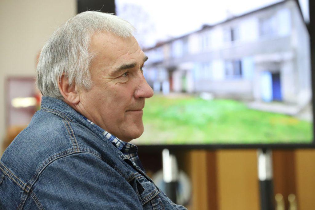 «Наш дом никто не хочет брать на баланс». Житель Узденского района боится остаться на улице