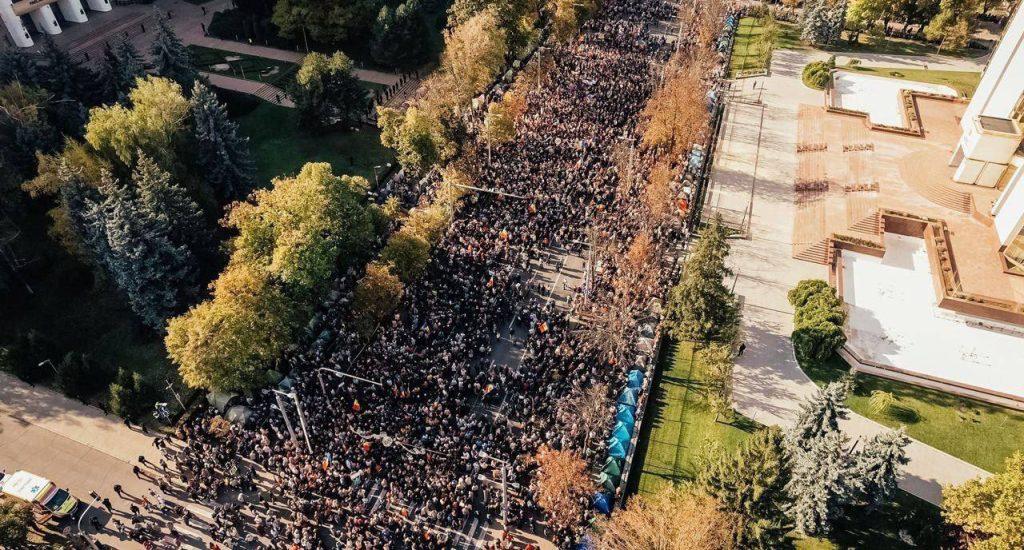 Так акция протеста в Кишиневе выглядит с беспилотника
