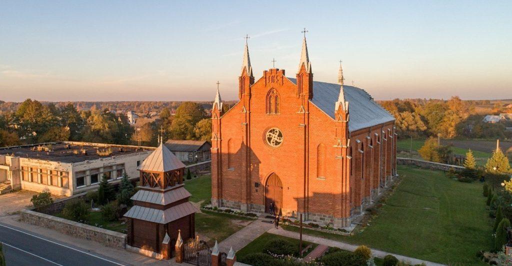 Главная достопримечательность Нарочи — неоготический костел Святого Андрея