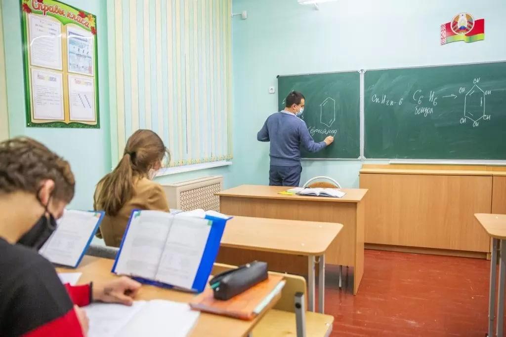 На одного педагога приходится в среднем 10 учеников. Интересные факты ко Дню учителя