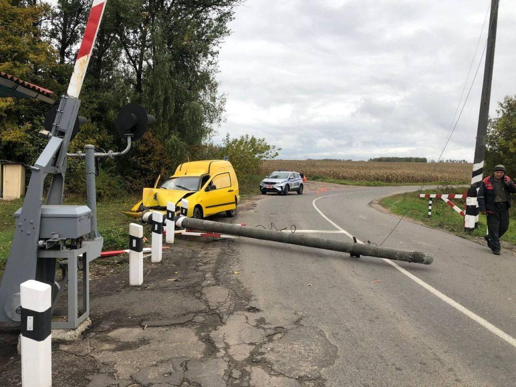 Авария под Борисовом: легковушка таранила столб вблизи ж/д переезда
