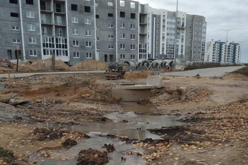 Загадочный водопад в Борисове льет третий день. Что случилось в новом микрорайоне Лядище-2