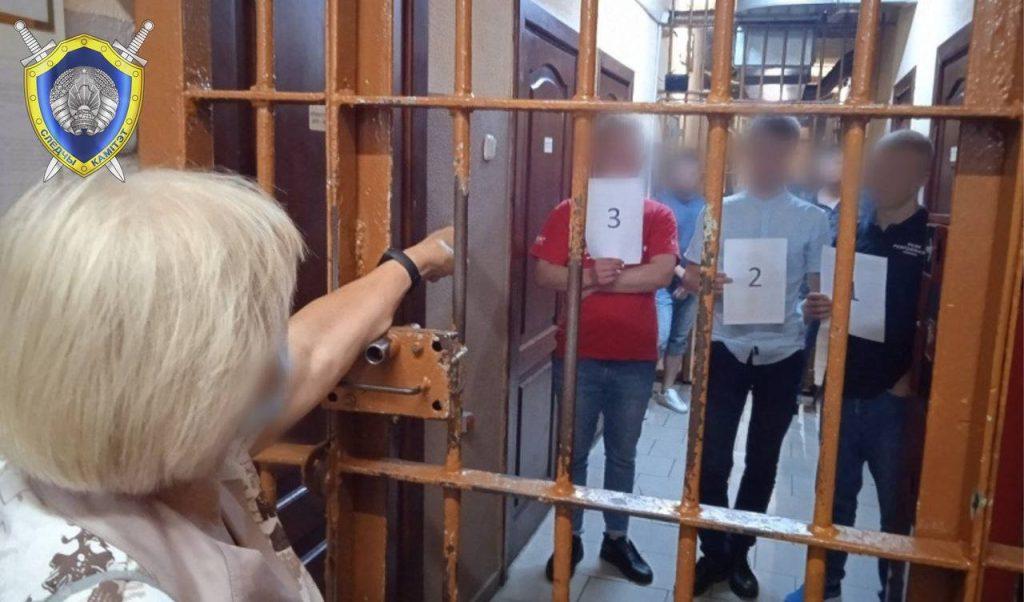 Пожилые женщины передали курьеру более 60 тысяч рублей. СК раскрыл подробности