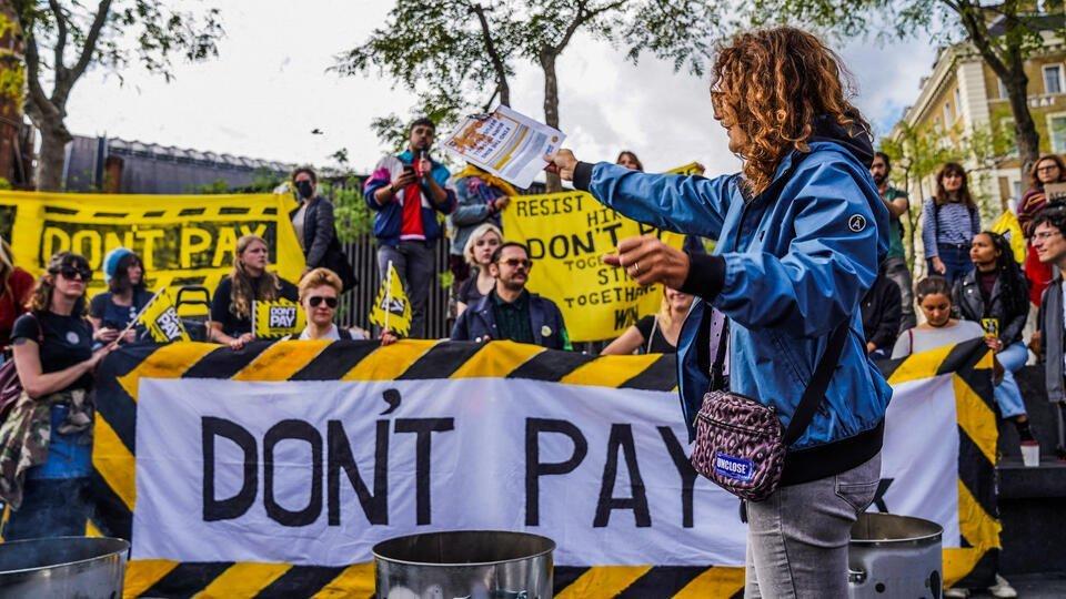 РЕН ТВ Британцы поджигают свои коммунальные счета на митингах в знак протеста