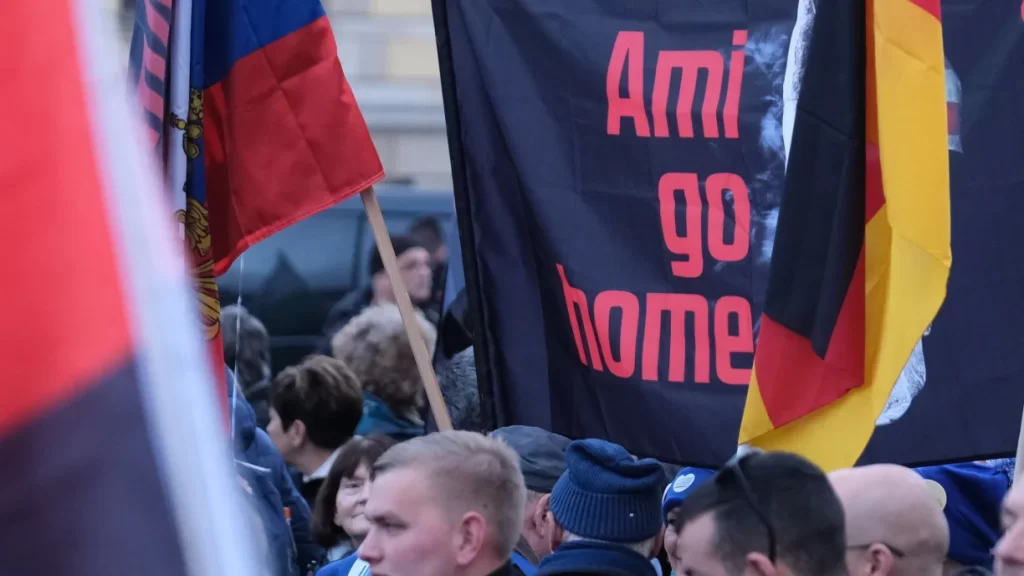 «Ami go home!» («Американцы, идите домой!»)