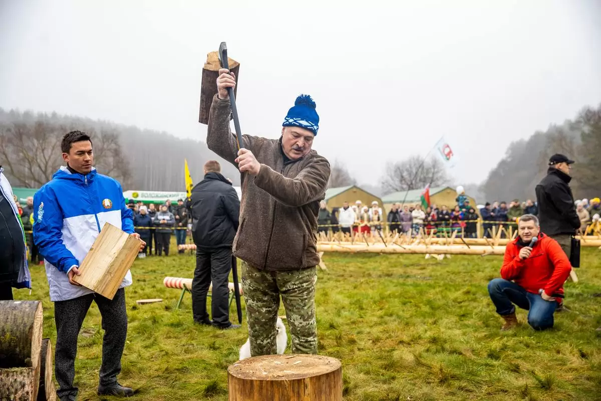 Показываем самые яркие моменты с чемпионата по колке дров среди ...