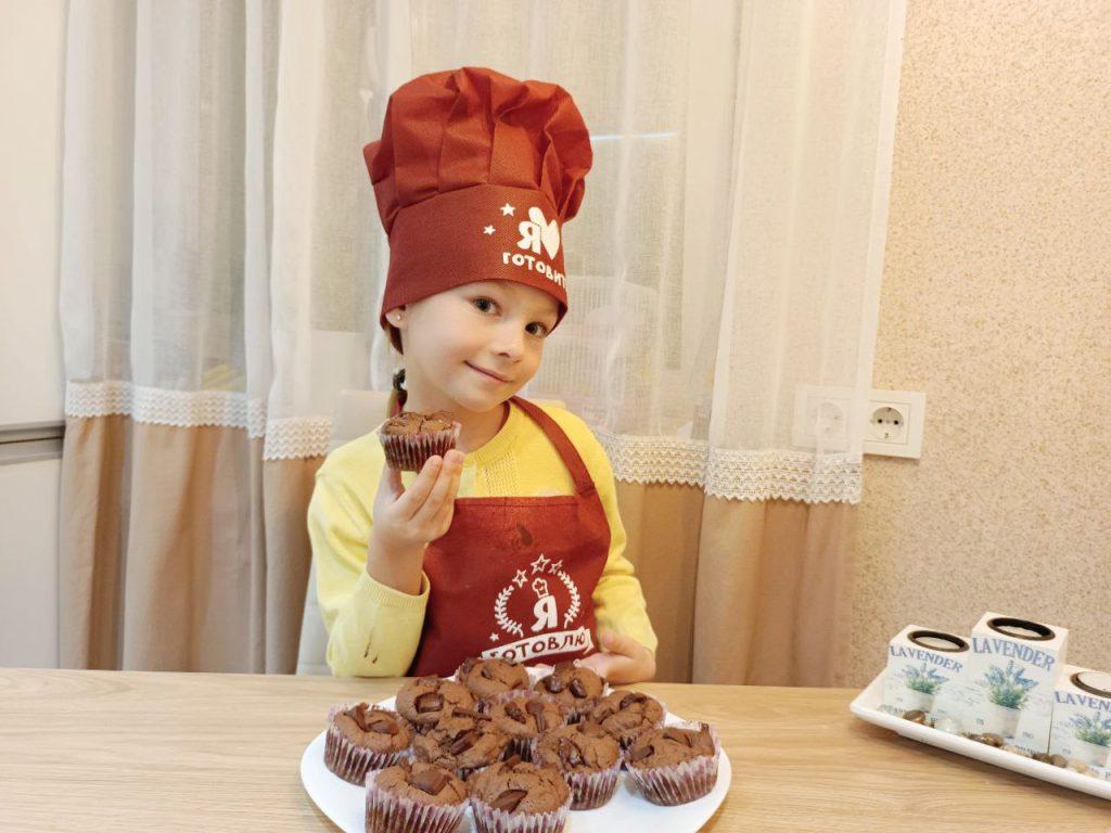 Печем шоколадные кексы вместе с Машей⠀