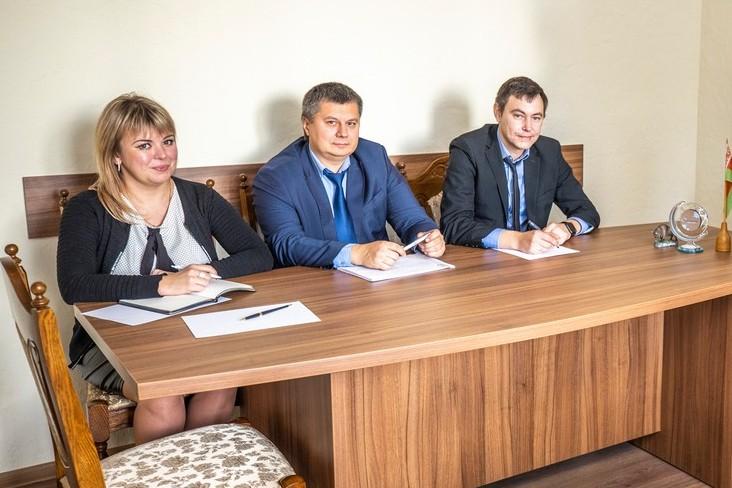 Заместители директора Минской областной государственной инспекции по семеноводству, карантину и защите растений Андрей Чоботов (в центре) и Иван Деменков, начальник инспекторского отдела Анастасия Ткачук