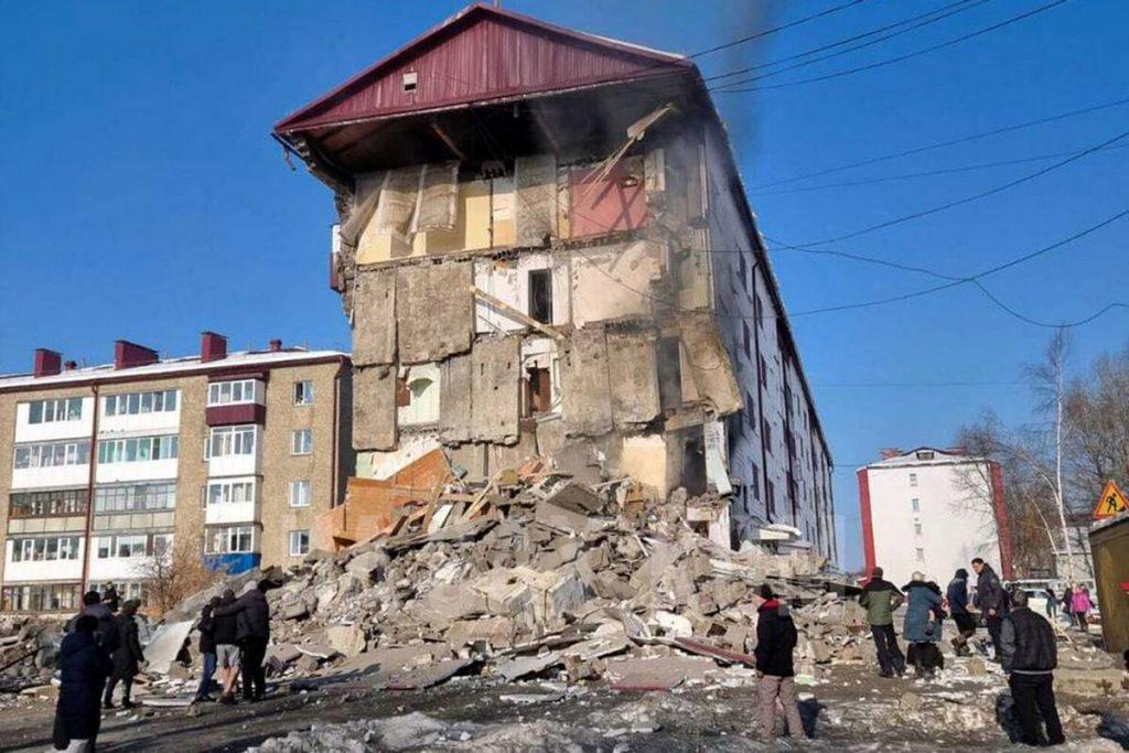 Газ взорвался в пятиэтажке на Сахалине. Подъезд рухнул, не менее девяти человек погибли