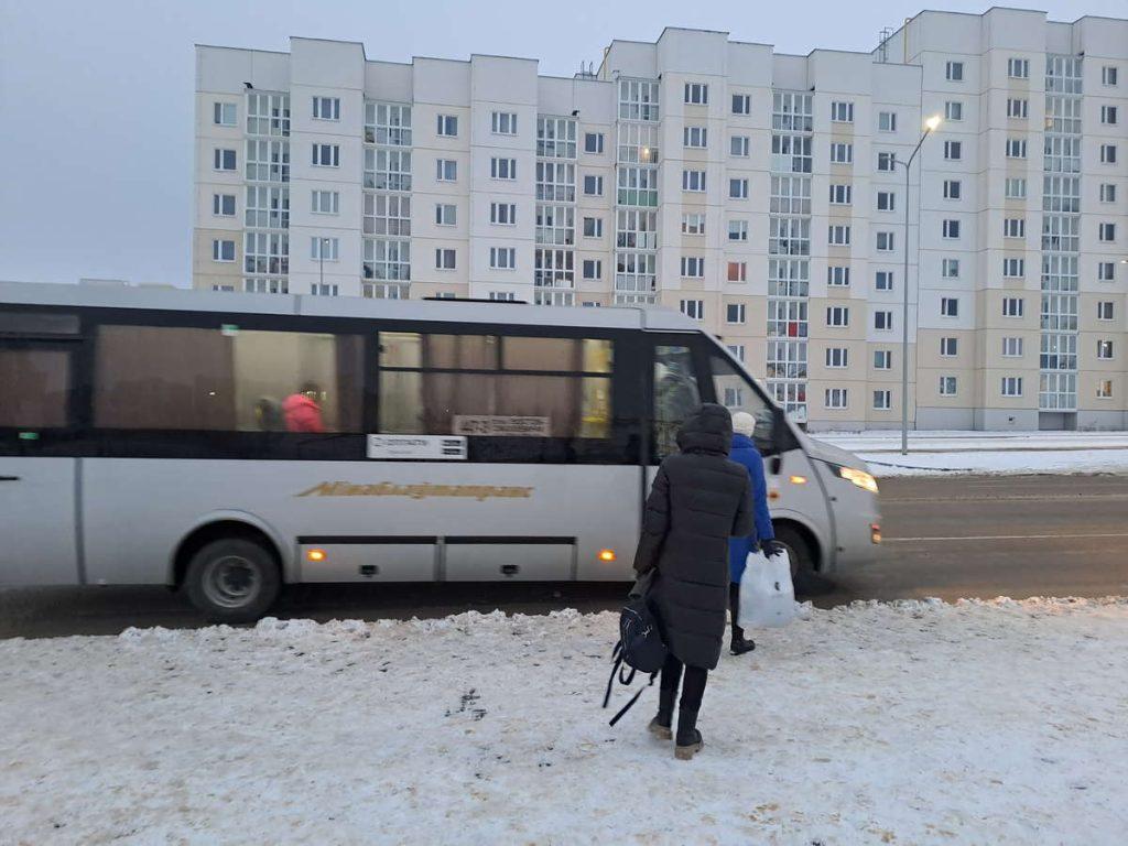 Четырнадцать рейсов туда и обратно — как решилась проблема с транспортом в Смолевичах