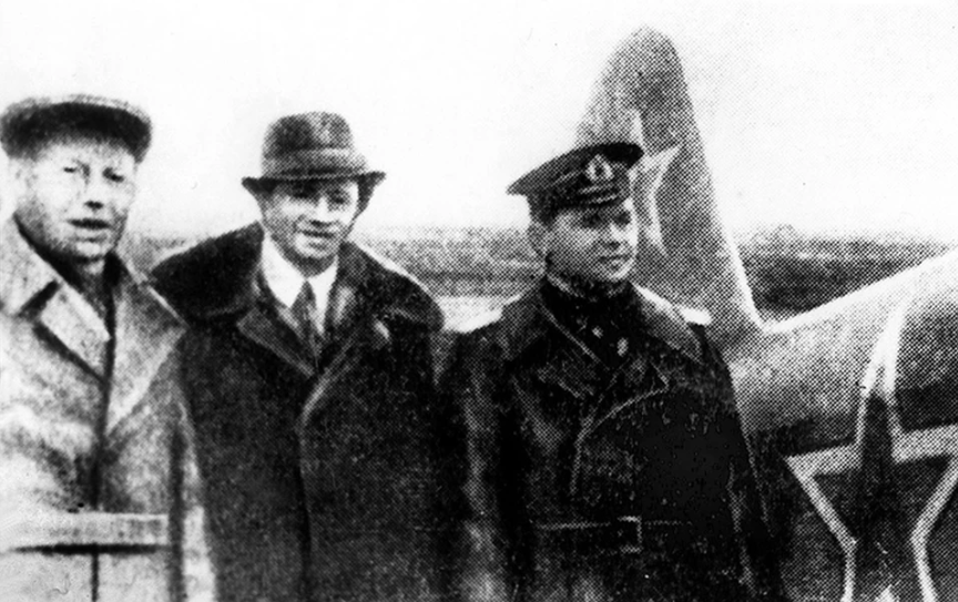 Во время Великой Отечественной войны Вольф Мессинг на личные сбережения купил боевой самолет, подарив его летчику Константину Ковалеву. На этом самолете Ковалев подбил немало врагов