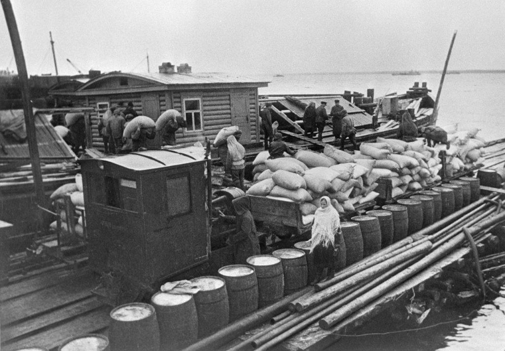 Эвакуация из Ленинграда по Дороге жизни. Ладожское озеро, осень 1941 год