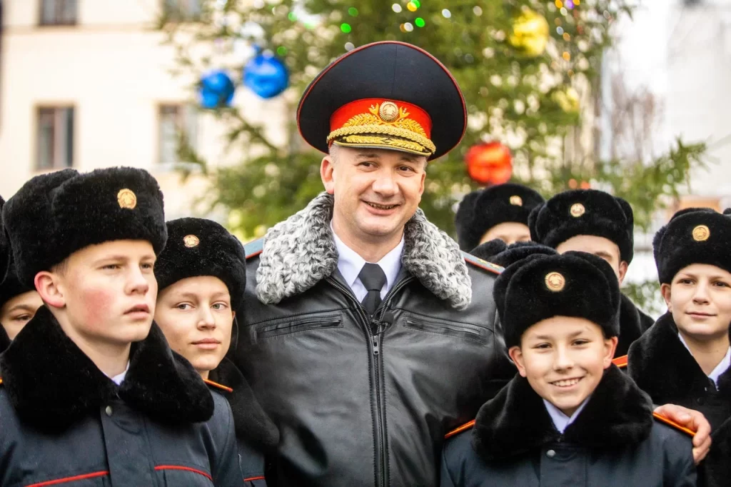 «Стараемся подарить праздник». Иван Кубраков посетил лицей МВД