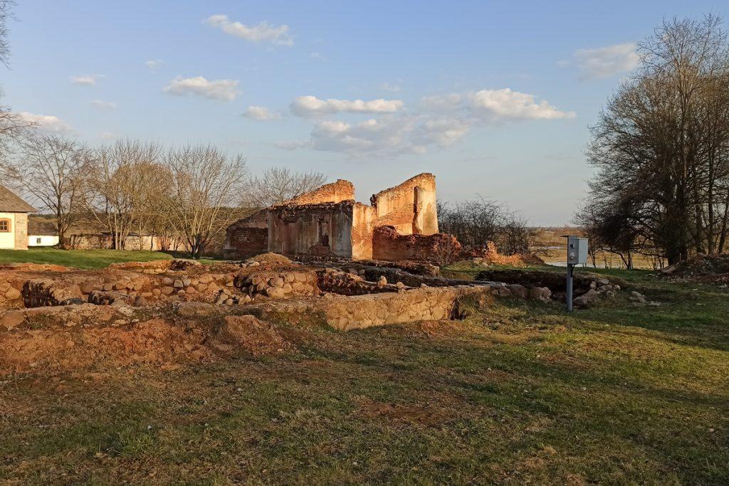 руины