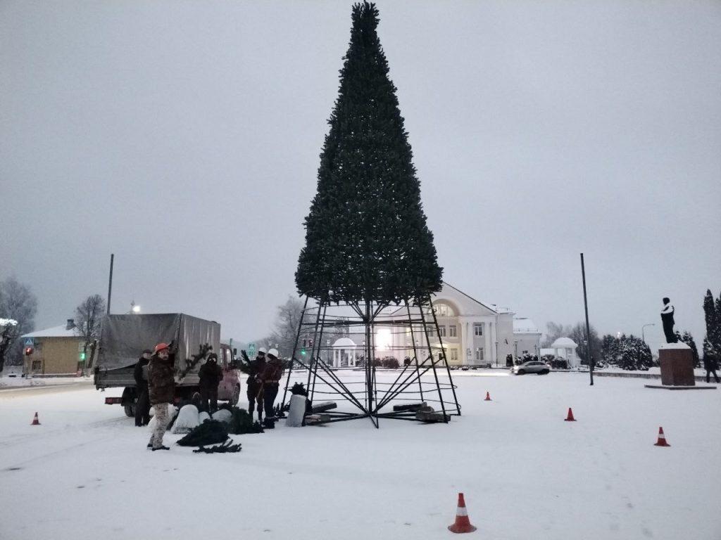 Фотофакт: в Логойске на главной площади устанавливают елку