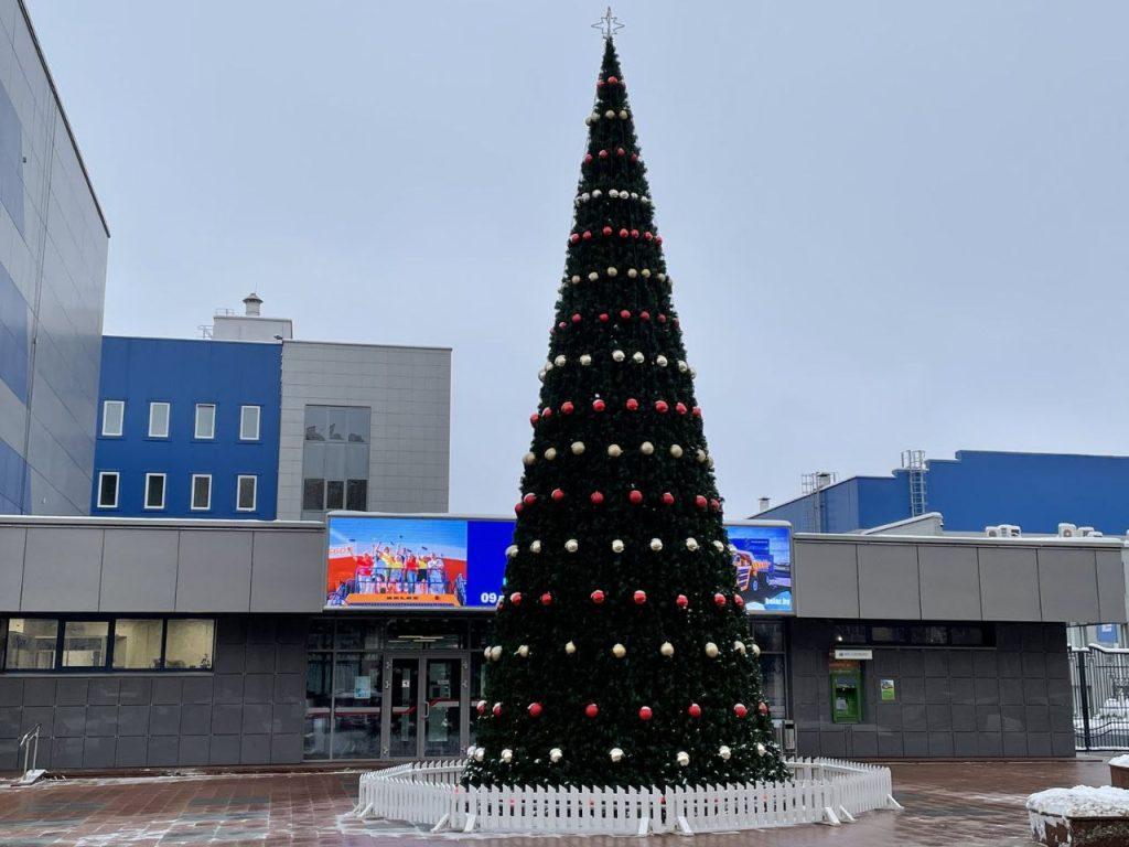 Главную елку установили в Жодино, а на БЕЛАЗе — сразу две