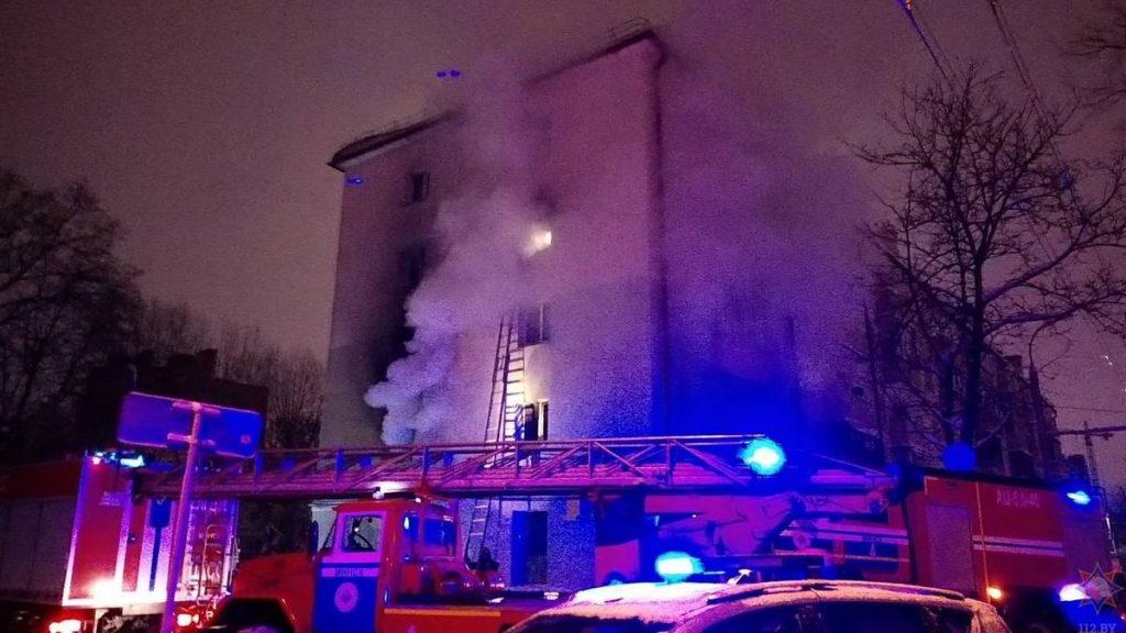 Пожар в пятиэтажке Минска: погибли пятеро взрослых и ребенок