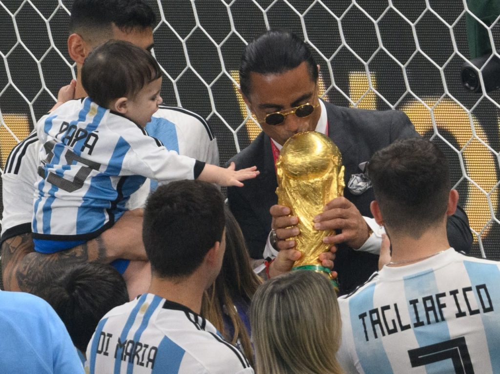 Турецкий повар попал в скандал — он потрогал кубок ЧМ. FIFA начала расследование